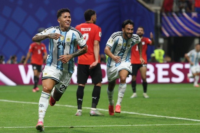 Meia do Chelsea, Enzo Fernández é a quinta maior contratação da história da Premier League e marcou o gol da vitória por 3 x 2 sobre o Egito, nas oitavas de final -  (crédito: Odd Andersen/ AFP)