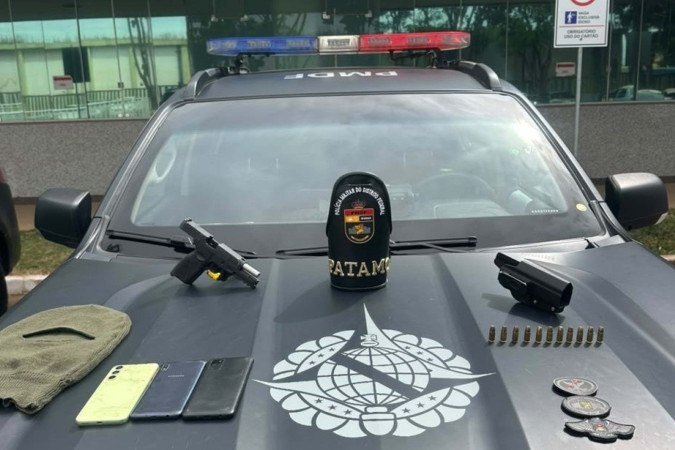 Homem foi preso por posse irregular de arma de fogo no Sol Nascente - (crédito: Divulgação/PMDF) Homem foi preso por posse irregular de arma de fogo no Sol Nascente - (crédito: Divulgação/PMDF)