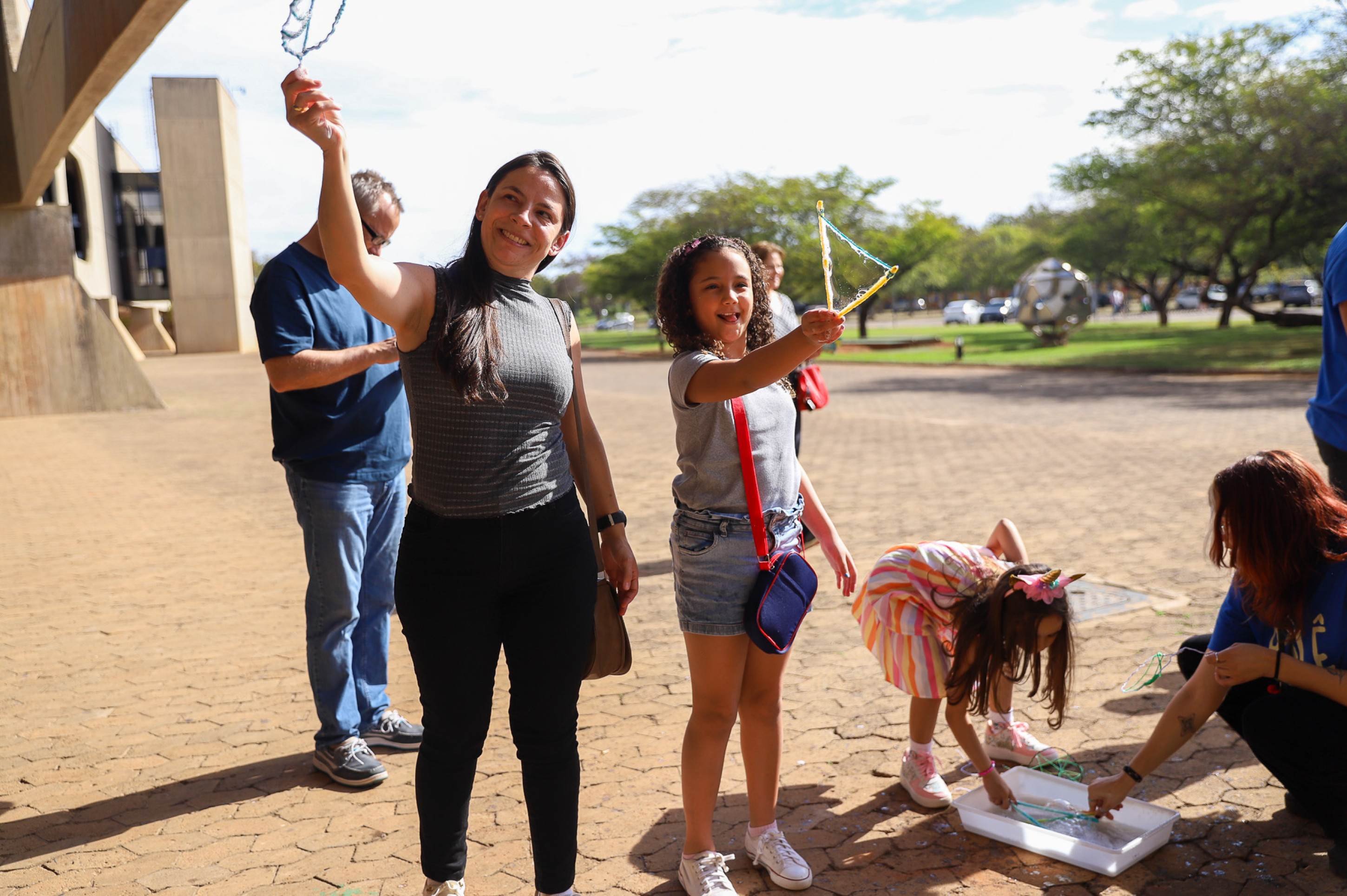 Crian&ccedil;as brincam no Rol&ecirc; de F&eacute;rias, no recesso escolar