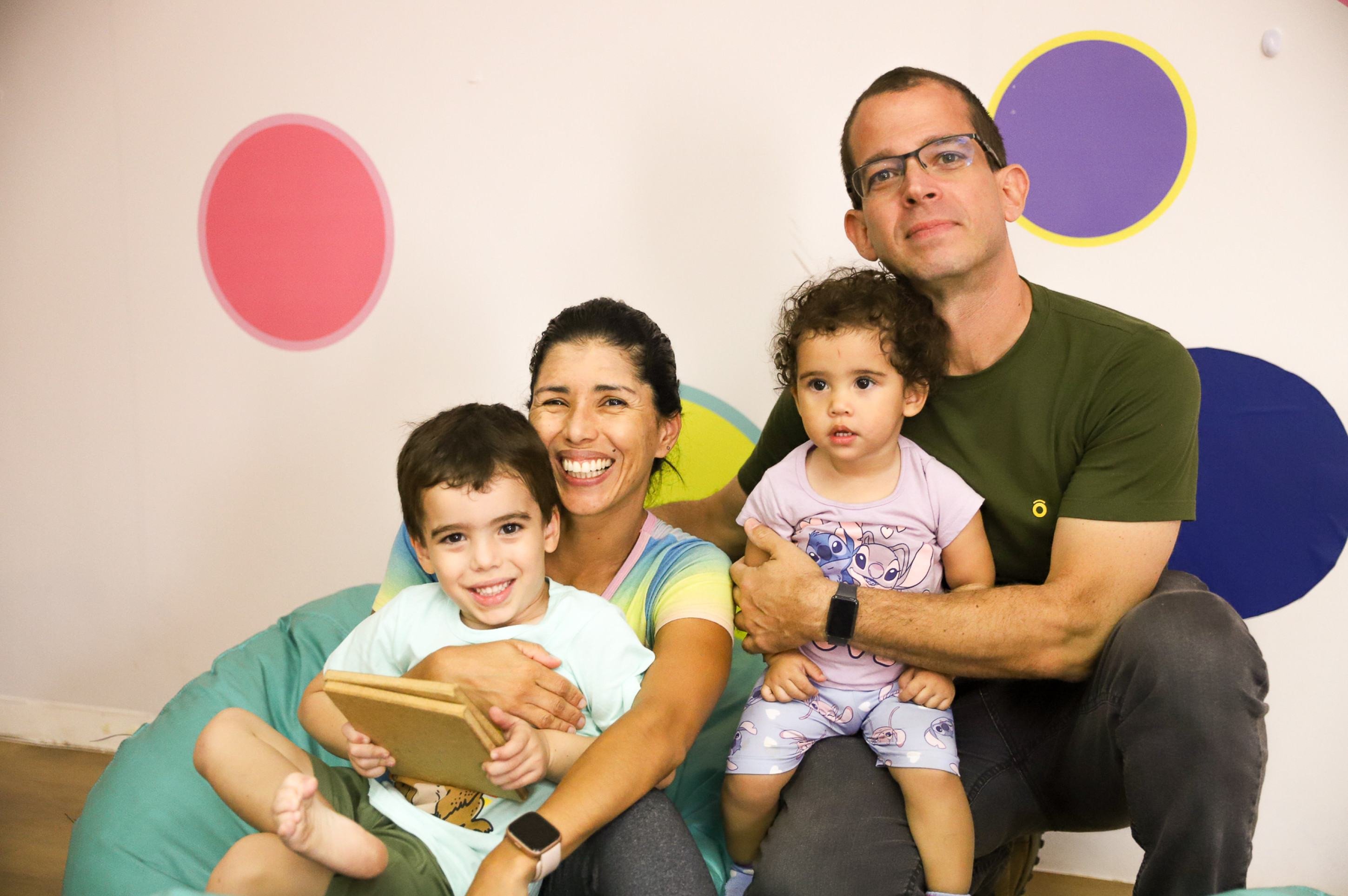 O servidor p&uacute;blico Jayme Vasconcellos acompanha os filhos, Davi e Clara, em atividades no CCBB