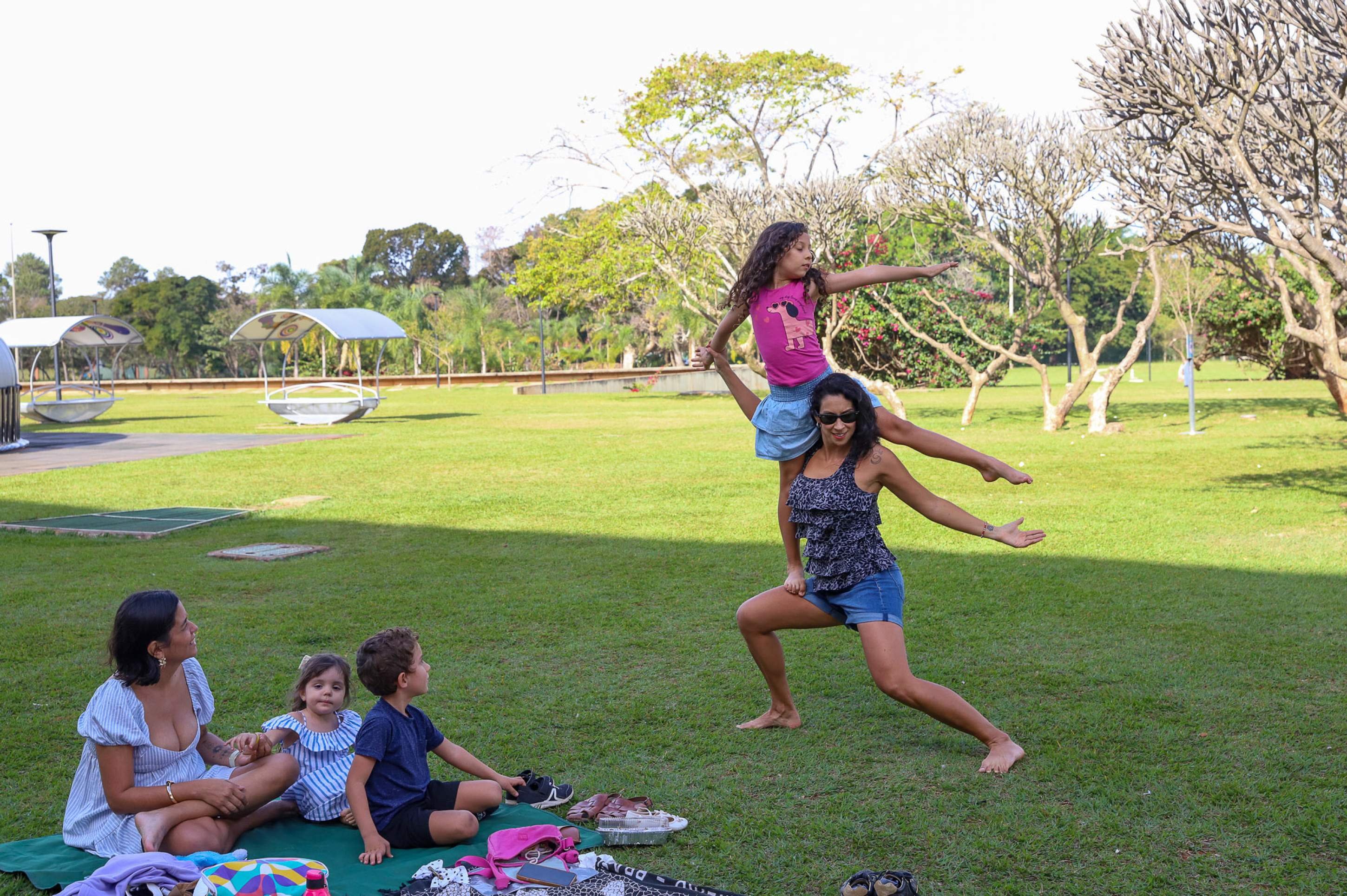 Brincadeiras ao ar livre  estimulam a criatividade  e o movimento das  crian&ccedil;as nos jardins  do CCBB 