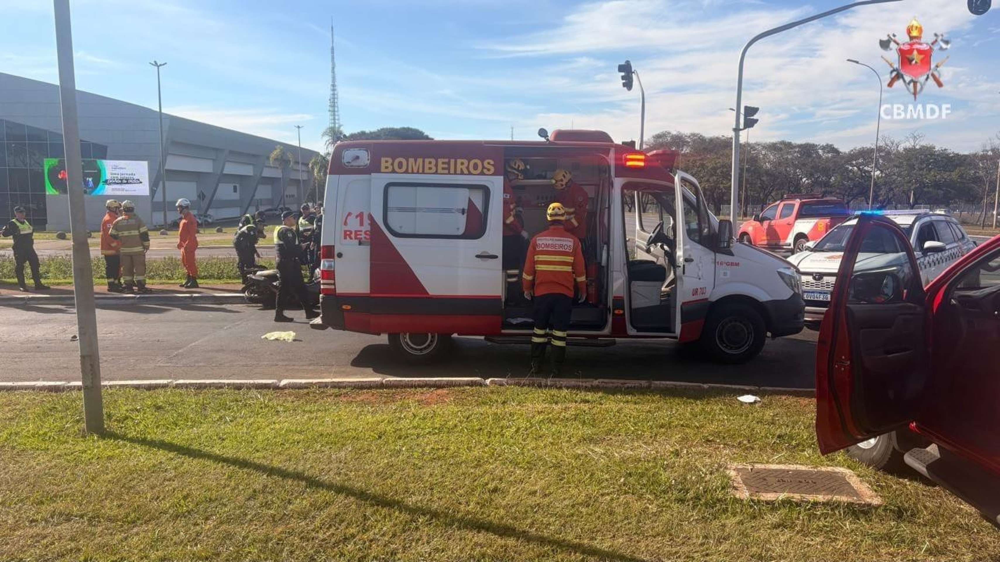 Motociclista morre ap&oacute;s colis&atilde;o com carro no Eixo Monumental