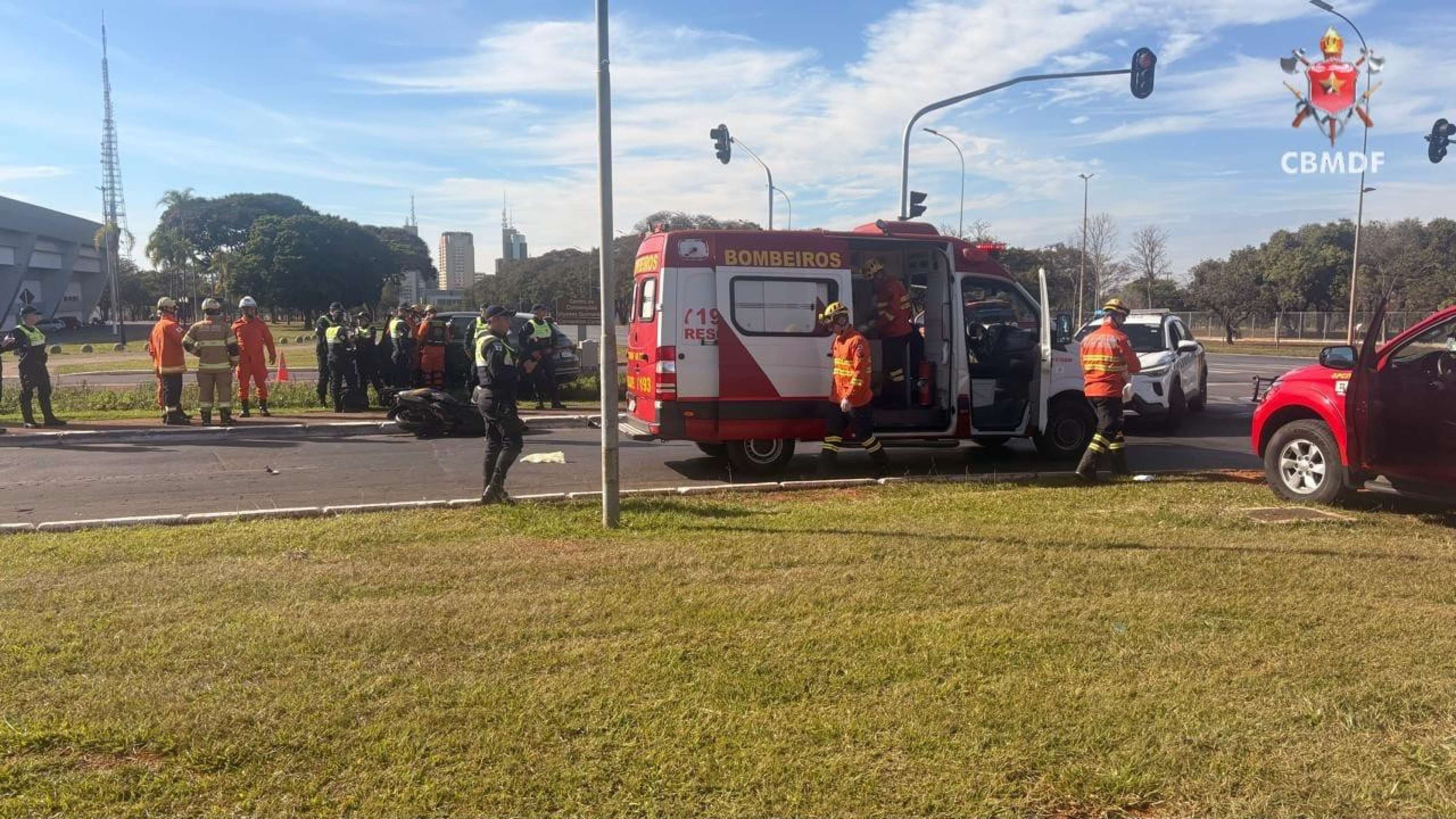 Motociclista morre ap&oacute;s colis&atilde;o com carro no Eixo Monumental