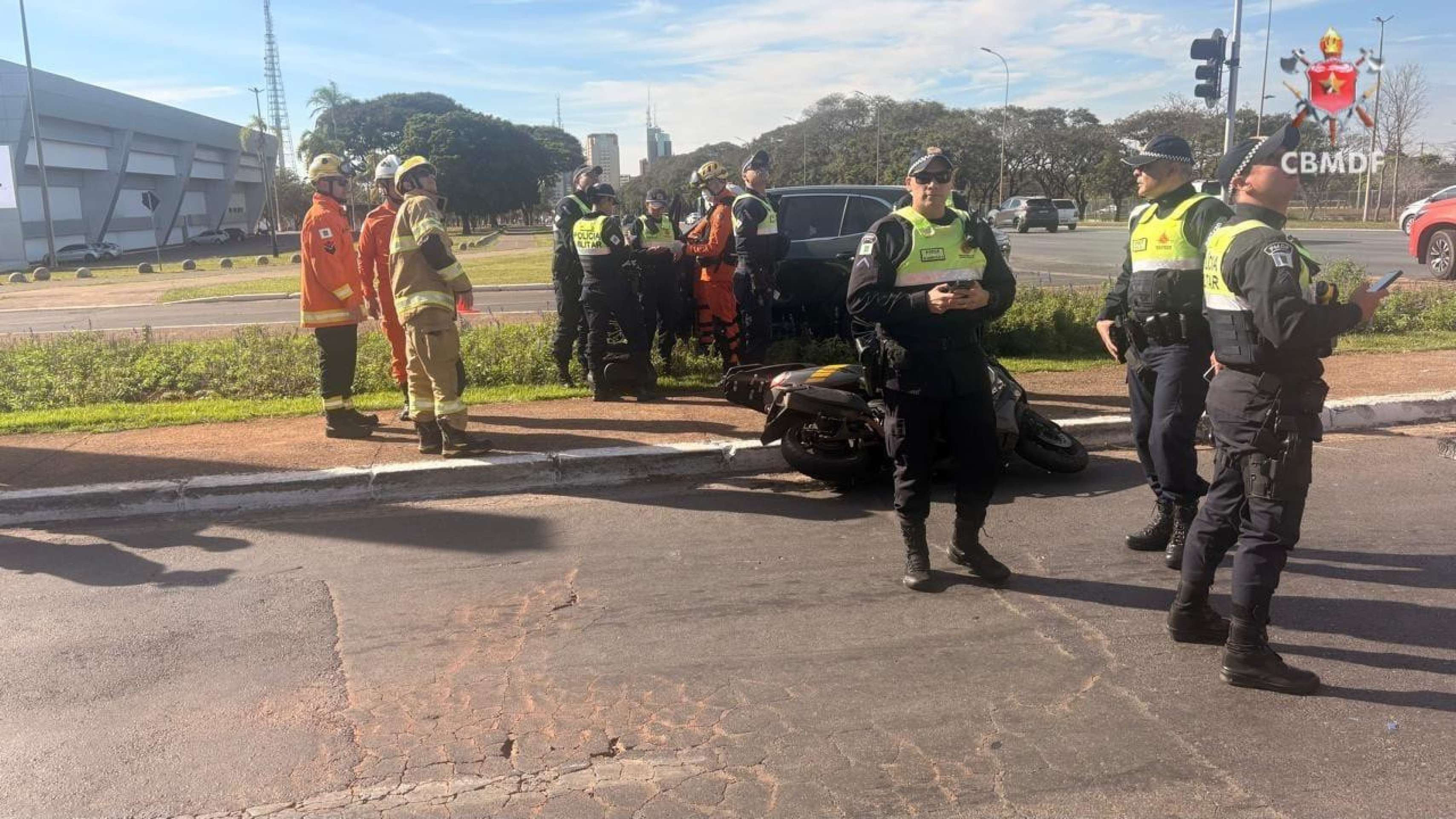 Motociclista morre ap&oacute;s colis&atilde;o com carro no Eixo Monumental