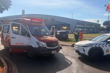 Motociclista morre após colisão com carro no Eixo Monumental - (crédito: CBMDF/Divulgação) Motociclista morre após colisão com carro no Eixo Monumental - (crédito: CBMDF/Divulgação)