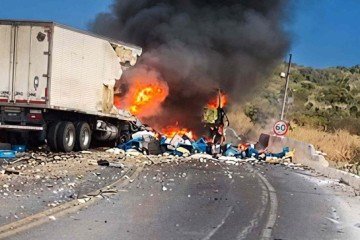 Caminh&atilde;o carregado com camar&atilde;o pegou fogo ap&oacute;s bater em duas carretas na Serra de Francisco S&aacute;, na BR-251 -  (crédito: CBMG/divulga&ccedil;&atilde;o)