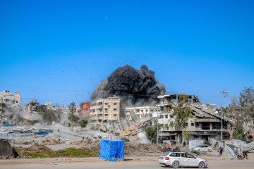 Um projétil cai em meio a outras explosões durante um ataque israelense a uma zona industrial na Cidade de Gaza, em 12 de julho de 2026 - (crédito: OMAR AL-QATTAA / AFP) Um projétil cai em meio a outras explosões durante um ataque israelense a uma zona industrial na Cidade de Gaza, em 12 de julho de 2026 - (crédito: OMAR AL-QATTAA / AFP)