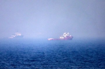 Embarcações navegam perto do Estreito de Ormuz, ao largo da costa leste dos Emirados Árabes Unidos, na altura de Khor Fakkan - (crédito: AFP) Embarcações navegam perto do Estreito de Ormuz, ao largo da costa leste dos Emirados Árabes Unidos, na altura de Khor Fakkan - (crédito: AFP)