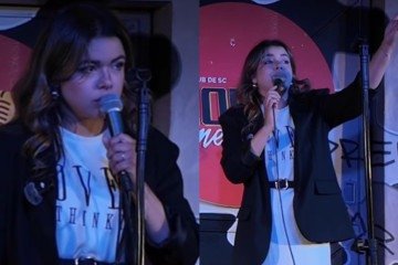 Humorista leva cadeirada durante apresentação após mulher surtar na plateia - (crédito: Reprodução/Instagram) Humorista leva cadeirada durante apresentação após mulher surtar na plateia - (crédito: Reprodução/Instagram)