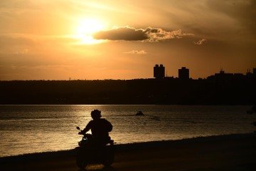 P&ocirc;r do sol no Lago Parano&aacute; -  (crédito: Minervino Júnior/CB/D.A.Press)