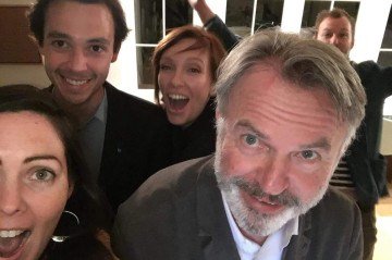O ator Sam Neill, que tratou um linfoma no passado, morreu de forma livre do câncer, segundo família - (crédito: Reprodução/Instagram Toni Collette) O ator Sam Neill, que tratou um linfoma no passado, morreu de forma livre do câncer, segundo família - (crédito: Reprodução/Instagram Toni Collette)