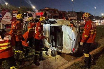 Capotamento deixa duas pessoas feridas e interdita trecho de rodovia em Sobradinho - (crédito: CBMDF/Divulgação) Capotamento deixa duas pessoas feridas e interdita trecho de rodovia em Sobradinho - (crédito: CBMDF/Divulgação)