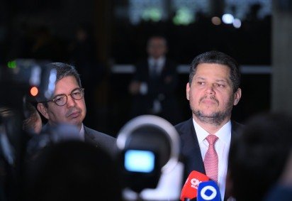 Randolfe disse que governo discutirá o melhor encaminhamento sobre a PEC. Alcolumbre definiu que a proposta deve ser votada até amanhã  -  (crédito: Edilson Rodrigues/Agência Senado) -Randolfe disse que governo discutirá o melhor encaminhamento sobre a PEC. Alcolumbre definiu que a proposta deve ser votada até amanhã  -  (crédito: Edilson Rodrigues/Agência Senado)
