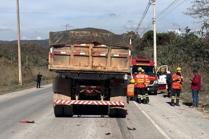 Motociclista morre após colisão com caminhão em Sobradinho - (crédito: CBMDF/Divulgação) Motociclista morre após colisão com caminhão em Sobradinho - (crédito: CBMDF/Divulgação)