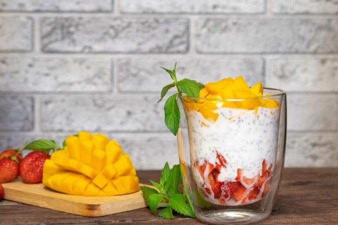 Pudim de chia com morango e manga (Imagem: PromKaz | Shutterstock) - (crédito: EdiCase) Pudim de chia com morango e manga (Imagem: PromKaz | Shutterstock) - (crédito: EdiCase)