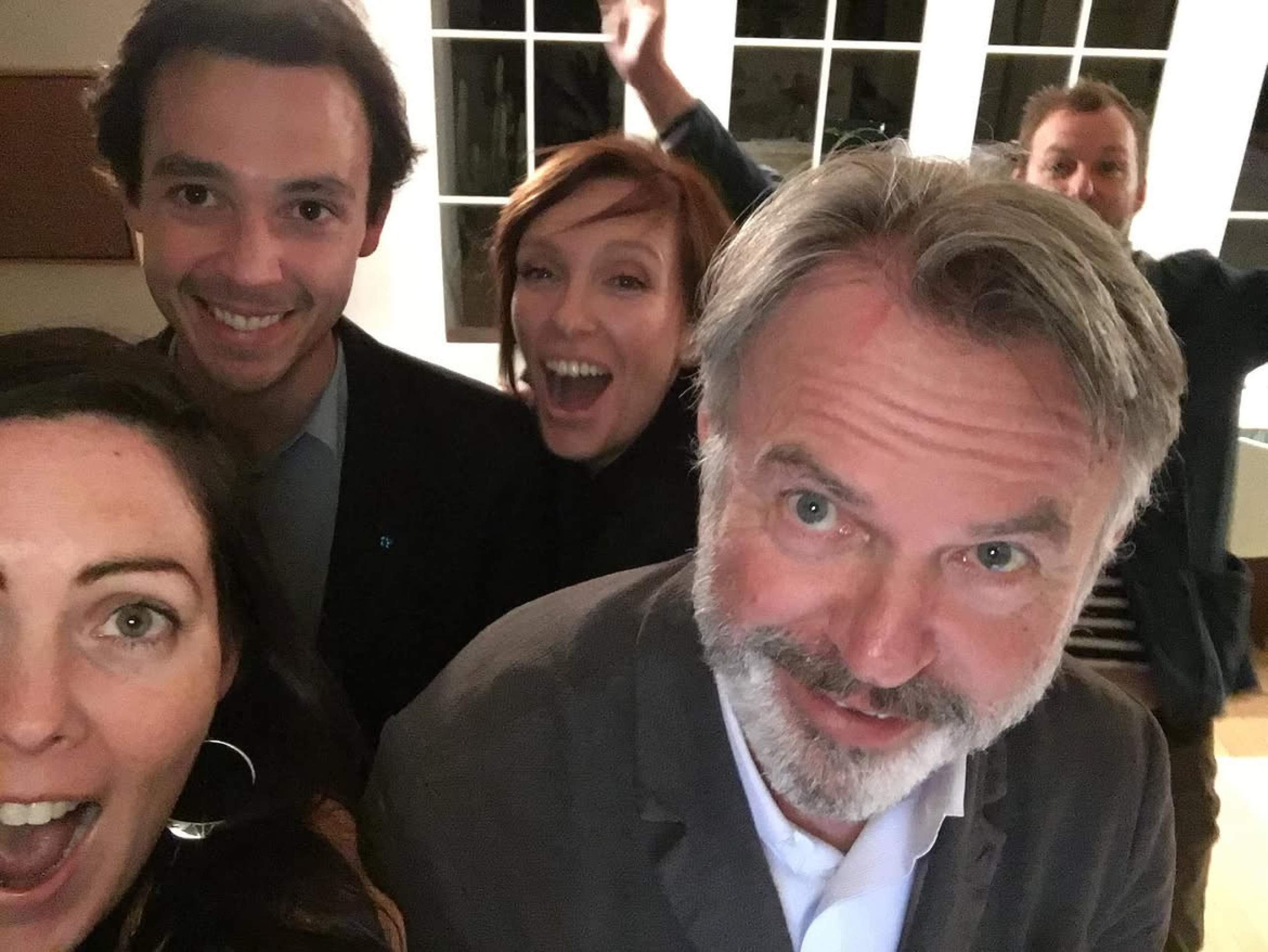 Steven Spielberg, Nicole Kidman e colegas homenageiam Sam Neill