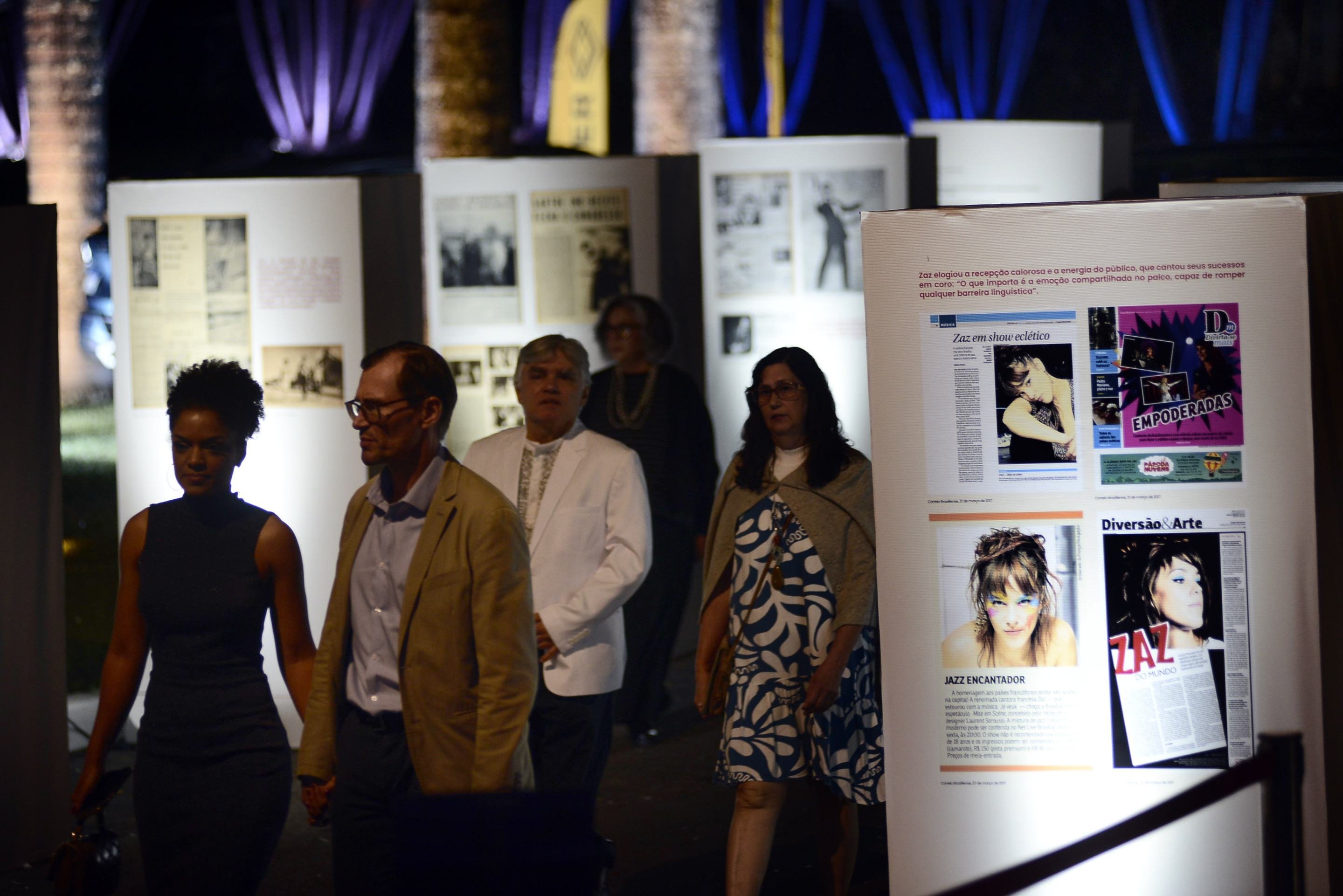 Visitantes percorrem a mostra, que resgata a presen&ccedil;a de artistas e intelectuais franceses na capital ao longo de mais de seis d&eacute;cadas 