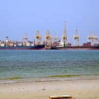 Petroleiros atracados no litoral dos Emirados Árabes: navegação volta a ser interrompida no Golfo Pérsico em meio à escalada no conflito -  (crédito: AFP)