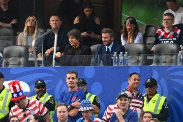 Tom Cruise ao lado do jogador inglês David Beckham durante partida entre EUA e Paraguai, pela Copa do Mundo 2026 - (crédito: Patrick T. Fallon/AFP) Tom Cruise ao lado do jogador inglês David Beckham durante partida entre EUA e Paraguai, pela Copa do Mundo 2026 - (crédito: Patrick T. Fallon/AFP)
