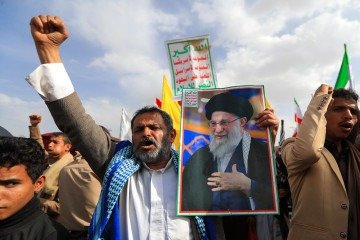 
195
Um apoiador iemenita do movimento Houthi, apoiado pelo Irã, segura um retrato do falecido Líder Supremo do Irã, Aiatolá Ali Khamenei, durante um protesto contra ataques dos EUA ao Irã, em Sanaa, em 10 de julho de 2026. -  (crédito:  AFP)
