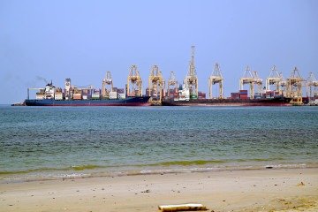 Petroleiros atracados no litoral dos Emirados Árabes: navegação volta a ser interrompida no Golfo Pérsico em meio à escalada no conflito
- (crédito: AFP) Petroleiros atracados no litoral dos Emirados Árabes: navegação volta a ser interrompida no Golfo Pérsico em meio à escalada no conflito
- (crédito: AFP)