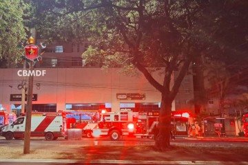 Incêndio atinge apartamento no 21º andar de edifício no Setor de Indústrias do Gama - (crédito: CBMDF/Divulgação) Incêndio atinge apartamento no 21º andar de edifício no Setor de Indústrias do Gama - (crédito: CBMDF/Divulgação)