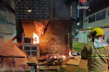 Fogo destrói barraco ao lado de subestação de energia no Setor Hoteleiro Sul - (crédito: CBMDF/Divulgação) Fogo destrói barraco ao lado de subestação de energia no Setor Hoteleiro Sul - (crédito: CBMDF/Divulgação)