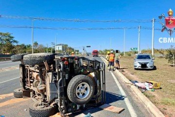 Os bombeiros identificaram um Land Rover Defender, de cor verde, capotado em uma faixa da via - (crédito: Divulgação: CBMDF) Os bombeiros identificaram um Land Rover Defender, de cor verde, capotado em uma faixa da via - (crédito: Divulgação: CBMDF)