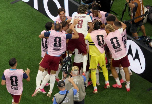 Elenco espanhol comemora gol marcado contra a França, pelas semifinais da Copa do Mundo de 2026       -  (crédito:  AFP)