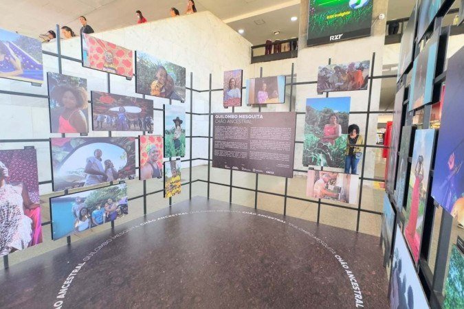 Exposição "Chão Ancestral", na Rodoviária do Plano Piloto, aborda a trajetória, a resistência e a ancestralidade das mulheres negras brasileiras
- (crédito: Divulgação/ Festival Latinidades) Exposição "Chão Ancestral", na Rodoviária do Plano Piloto, aborda a trajetória, a resistência e a ancestralidade das mulheres negras brasileiras
- (crédito: Divulgação/ Festival Latinidades)