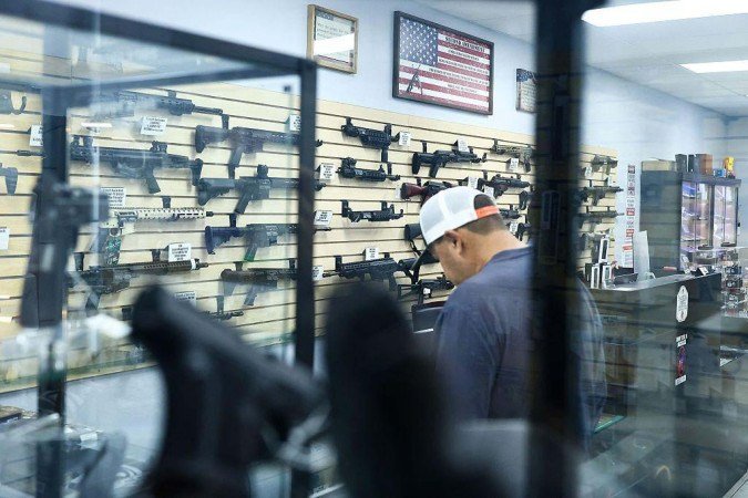 Fuzis apreendidos após operação policial que deixou mais de 100 mortos no Rio de Janeiro, em outubro de 2025 - (crédito: Reuters) Fuzis apreendidos após operação policial que deixou mais de 100 mortos no Rio de Janeiro, em outubro de 2025 - (crédito: Reuters)