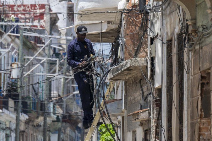 Colapso do Sistema Elétrico Nacional (SEN) deixou os 9,6 milhões de habitantes da ilha sem energia - (crédito: Yamil Lage/AFP) Colapso do Sistema Elétrico Nacional (SEN) deixou os 9,6 milhões de habitantes da ilha sem energia - (crédito: Yamil Lage/AFP)