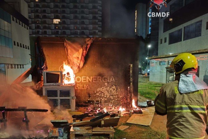 Fogo destrói barraco ao lado de subestação de energia no Setor Hoteleiro Sul - (crédito: CBMDF/Divulgação) Fogo destrói barraco ao lado de subestação de energia no Setor Hoteleiro Sul - (crédito: CBMDF/Divulgação)