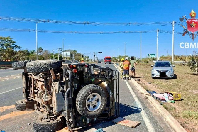 Os bombeiros identificaram um Land Rover Defender, de cor verde, capotado em uma faixa da via - (crédito: Divulgação: CBMDF) Os bombeiros identificaram um Land Rover Defender, de cor verde, capotado em uma faixa da via - (crédito: Divulgação: CBMDF)
