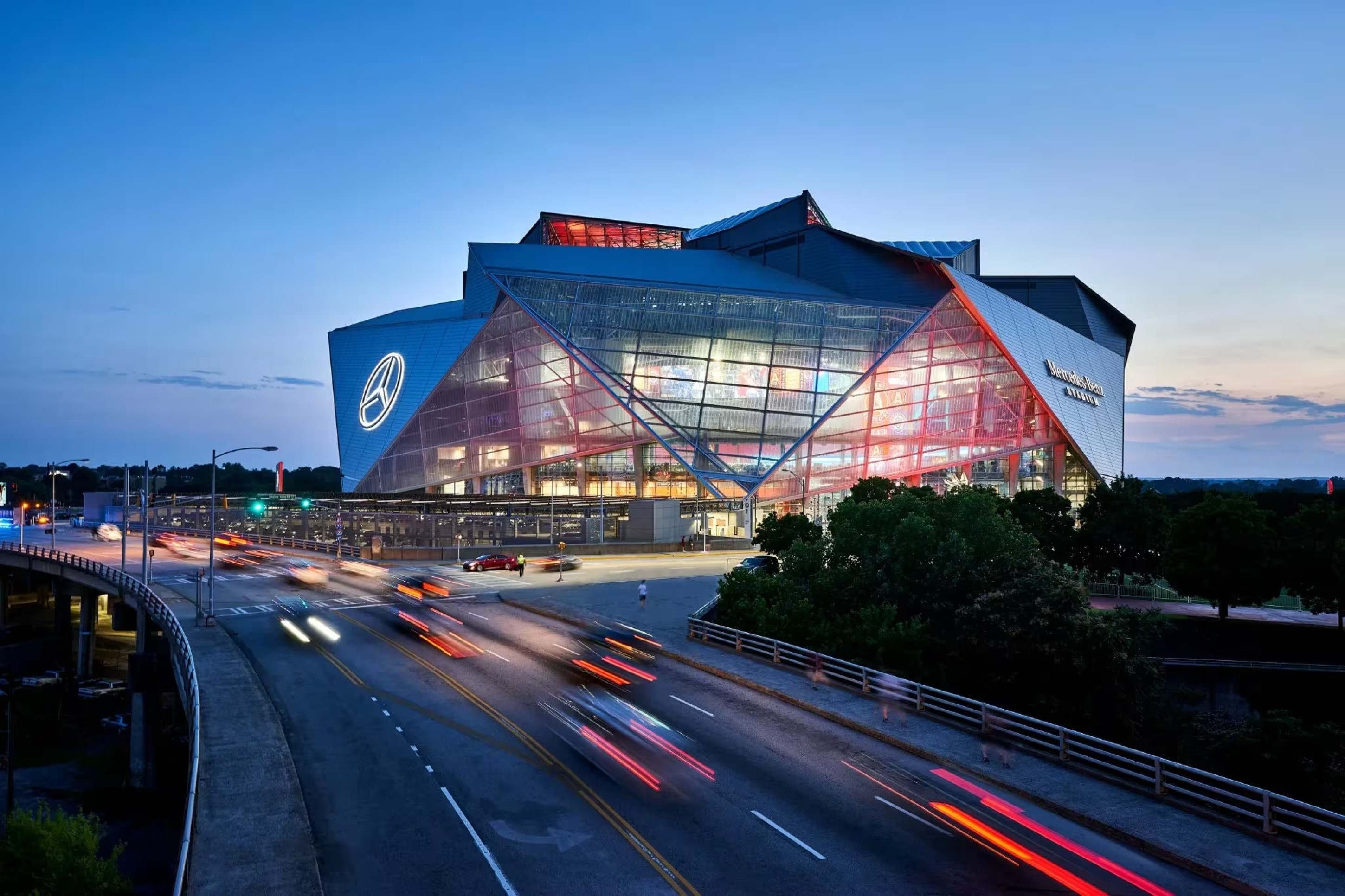 Visual externo do Mecerdes-Benz Stadium tamb&eacute;m chama a aten&ccedil;&atilde;o