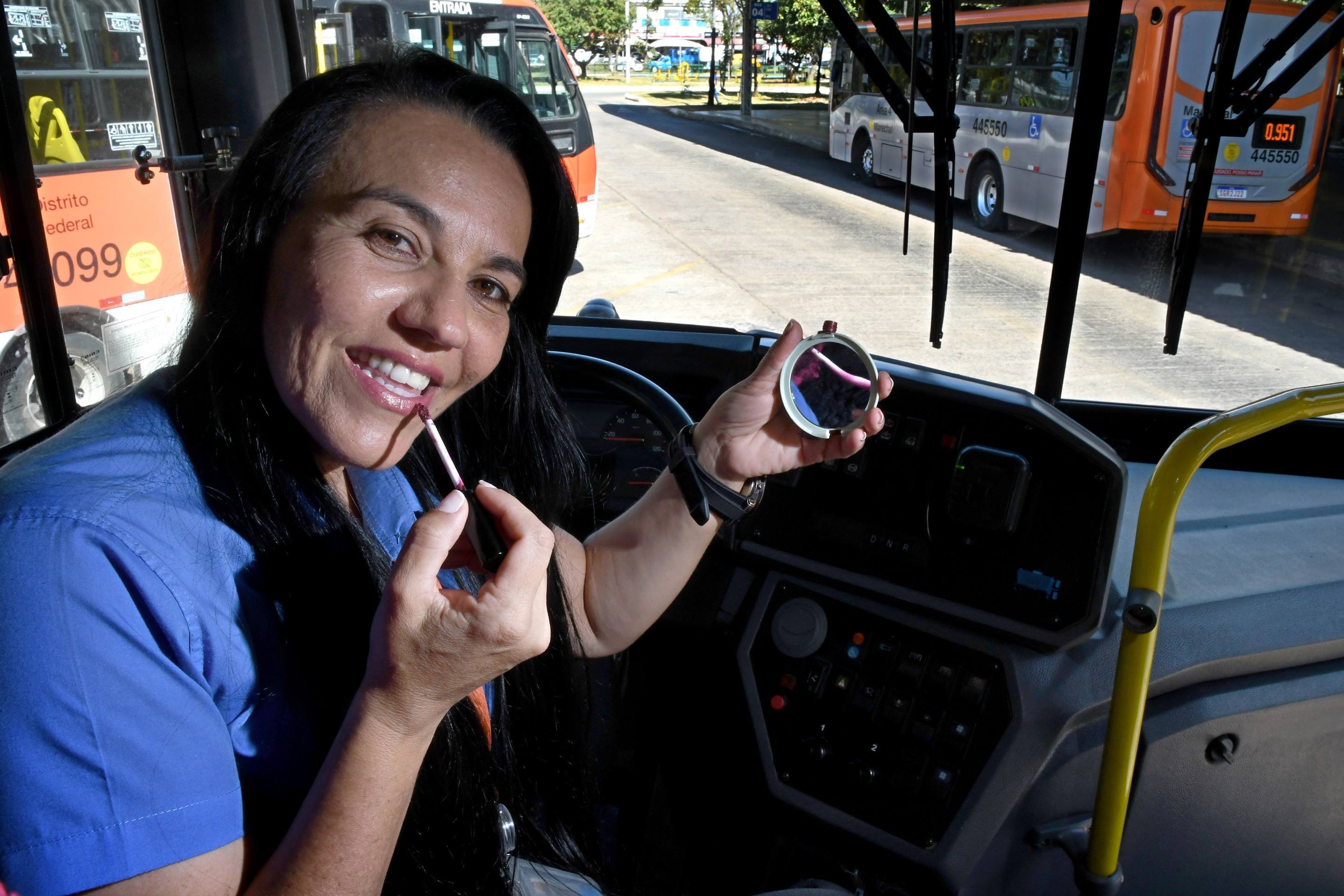 Tatiana Keller deixou a enfermagem para ser motorista de &ocirc;nibus