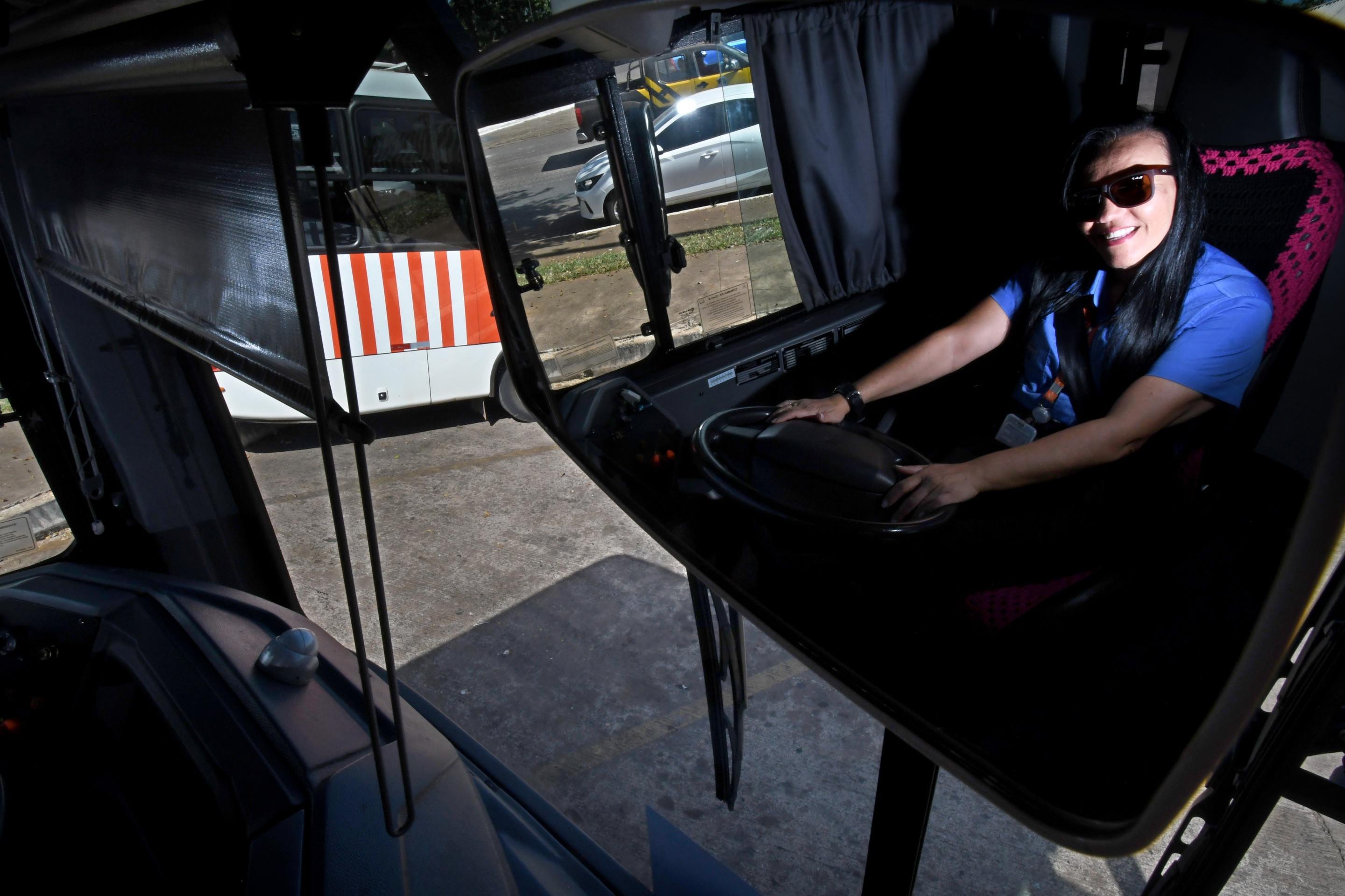 Tatiana Keller deixou a enfermagem para ser motorista de &ocirc;nibus