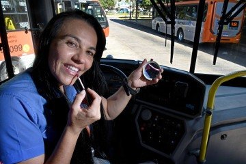 Tatiana Keller deixou a enfermagem para ser motorista de ônibus - (crédito: Marcelo Ferreira/CB/D.A Press) Tatiana Keller deixou a enfermagem para ser motorista de ônibus - (crédito: Marcelo Ferreira/CB/D.A Press)