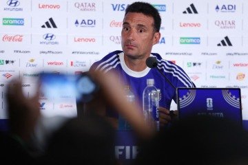 O técnico da Argentina, Lionel Scaloni, concedeu uma entrevista coletiva antes do jogo da semifinal da Copa do Mundo de 2026 entre Inglaterra e Argentina. -  (crédito:  AFP)