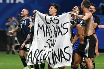 Após eliminar a Inglaterra na Copa do Mundo de 2026, jogadores argentinos exibem faixa em defesa das Malvinas  -  (crédito:  PAUL ELLIS/AFP)
