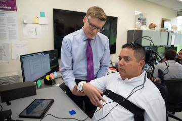  Chad Bouton demonstra a estimulação não invasiva no paciente Keith Thomas: tecnologia devolveu autonomia perdida após um acidente de mergulho -  (crédito: Feinstein Institutes for Medical Research/Divulgação )