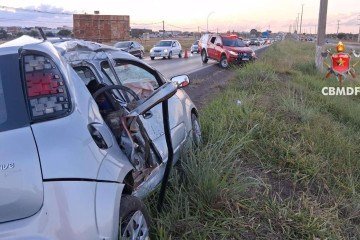 Tr&ecirc;s viaturas de socorro foram enviadas ao local. Ao chegar, as equipes isolaram a &aacute;rea para reduzir os riscos e, em seguida, prestaram atendimento ao motorista do carro -  (crédito: Foto: Divulga&ccedil;&atilde;o/CBMDF)