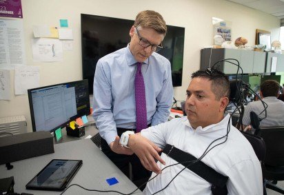  Chad Bouton demonstra a estimulação não invasiva no paciente Keith Thomas: tecnologia devolveu autonomia perdida após um acidente de mergulho -  (crédito: Feinstein Institutes for Medical Research/Divulgação ) - Chad Bouton demonstra a estimulação não invasiva no paciente Keith Thomas: tecnologia devolveu autonomia perdida após um acidente de mergulho -  (crédito: Feinstein Institutes for Medical Research/Divulgação )
