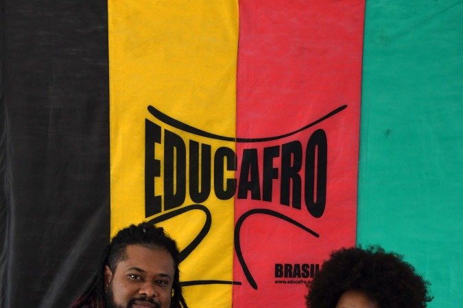 Daniel Souza, coordenador da Educafro de Brasília, com Sara Vargas, aluna beneficiada pelo projeto