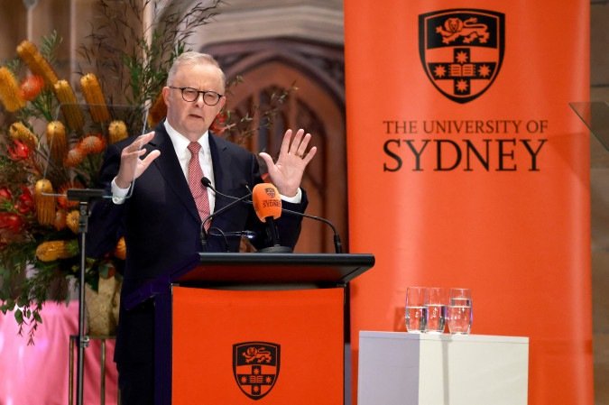 O primeiro-ministro da Austrália, Anthony Albanese, discursa durante um evento oficial na Universidade de Sydney, em Sydney, em 15 de julho de 2026. - (crédito: AFP) O primeiro-ministro da Austrália, Anthony Albanese, discursa durante um evento oficial na Universidade de Sydney, em Sydney, em 15 de julho de 2026. - (crédito: AFP)