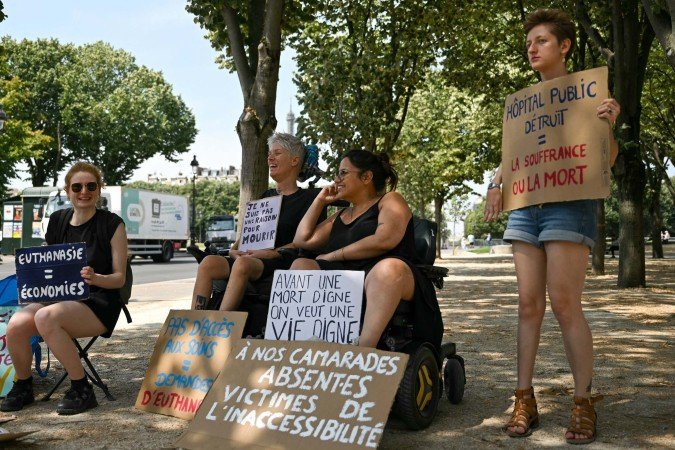 Manifestantes exibem cartazes com as frases Manifestantes exibem cartazes com as frases