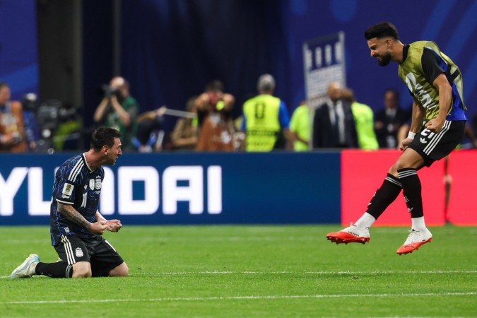 Argentina's forward #10 Lionel Messi (L) and forward #21 Jose Manuel Lopez (R) celebrate after winning the 2026 World Cup football tournament semi-final match between England and Argentina at the Atlanta Stadium in Atlanta on July 15, 2026. (Photo by Odd ANDERSEN / AFP)
- (crédito: Odd Andersen/AFP) Argentina's forward #10 Lionel Messi (L) and forward #21 Jose Manuel Lopez (R) celebrate after winning the 2026 World Cup football tournament semi-final match between England and Argentina at the Atlanta Stadium in Atlanta on July 15, 2026. (Photo by Odd ANDERSEN / AFP)
- (crédito: Odd Andersen/AFP)