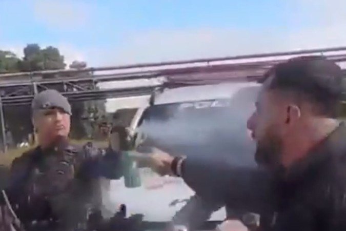 Vídeo mostra confronto entre políciais e caminhoneiros durante paralisação. - (crédito: reprodução/@vista_patria) Vídeo mostra confronto entre políciais e caminhoneiros durante paralisação. - (crédito: reprodução/@vista_patria)