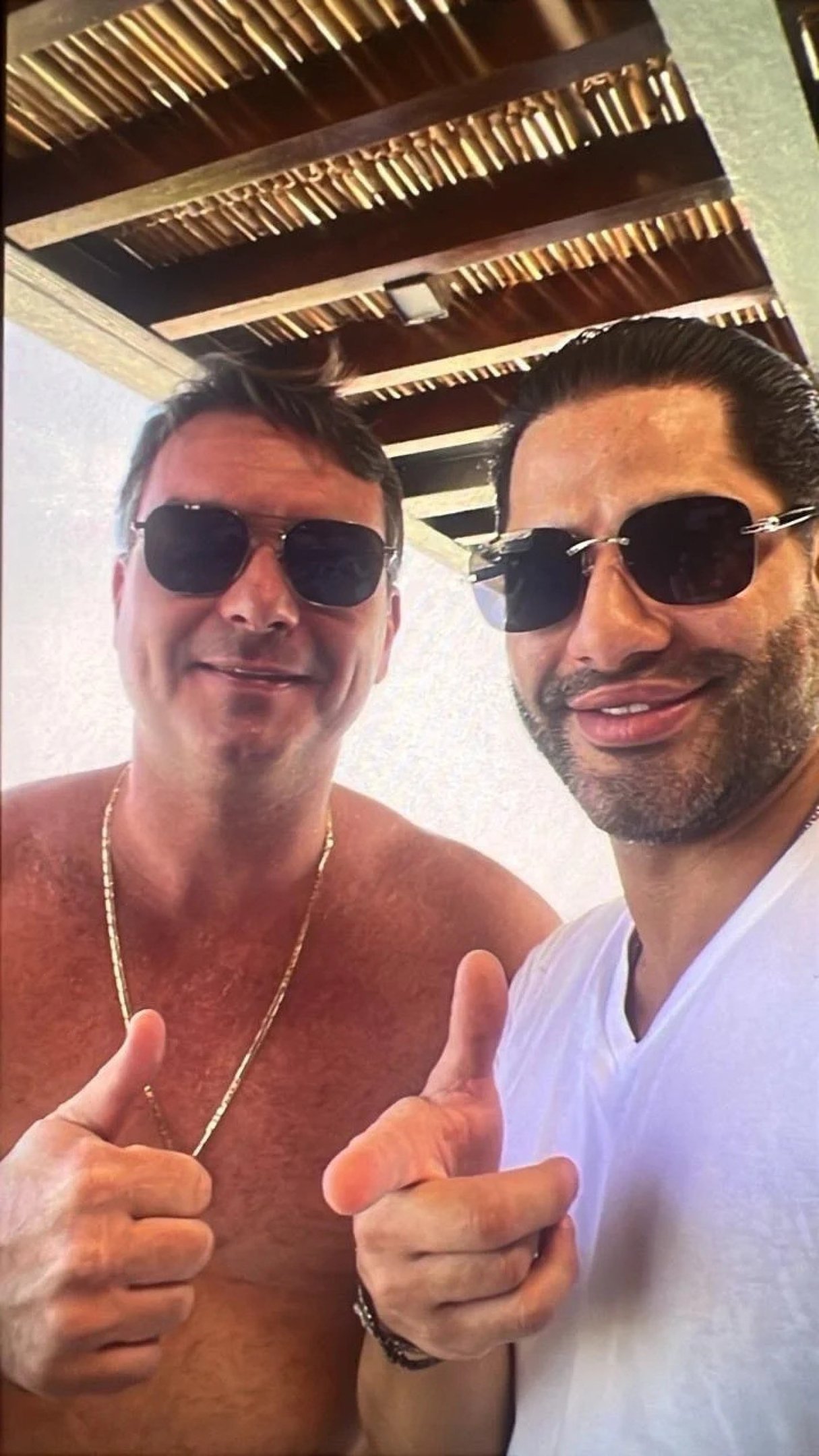 Fl&aacute;vio Bolsonaro e Sic&aacute;rio, bra&ccedil;o direito do banqueiro Daniel Vorcaro, aparecem juntos em foto