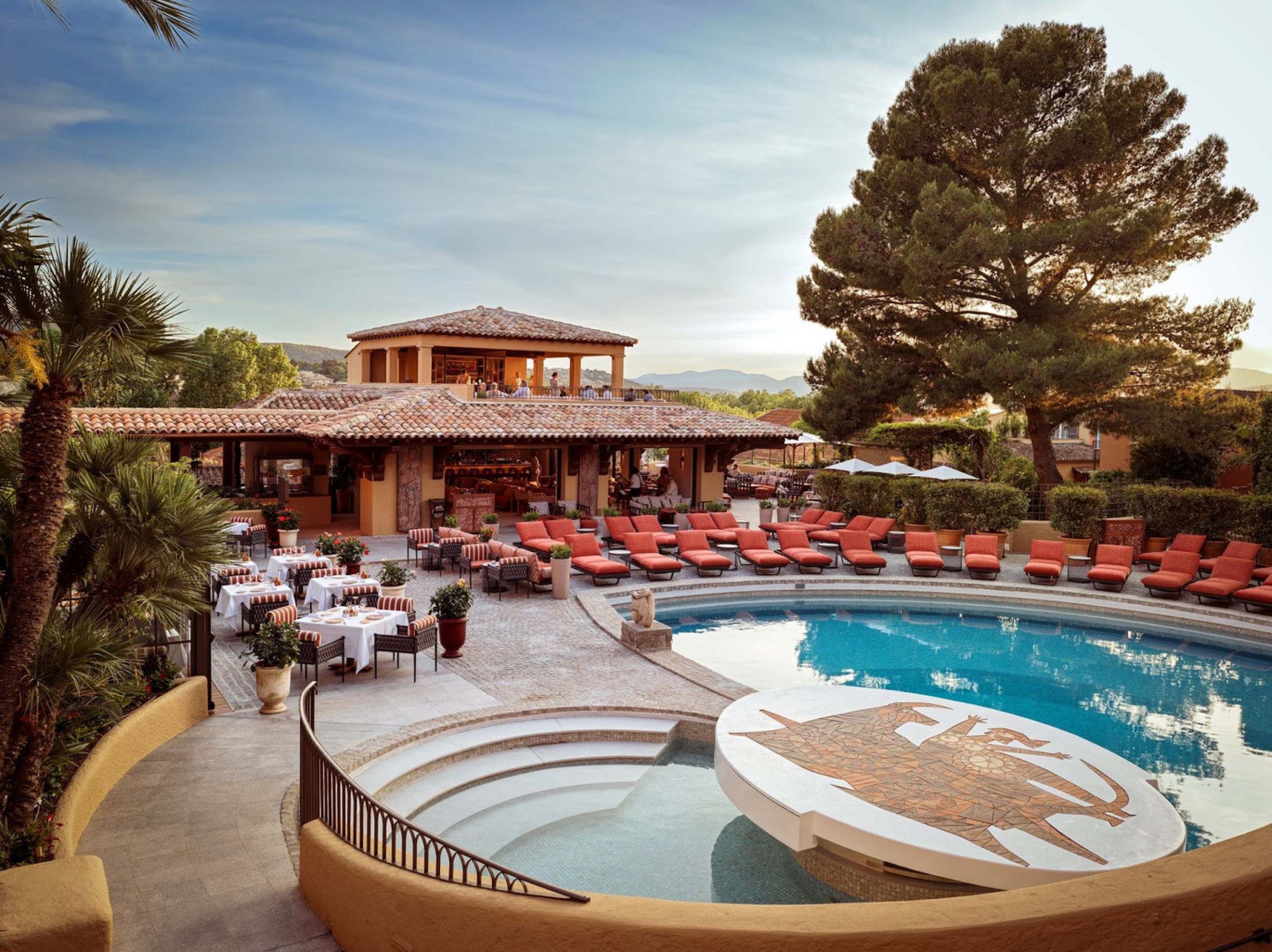 Byblos Saint-Tropez: o hotel das celebridades que há seis décadas reina na Riviera Francesa
